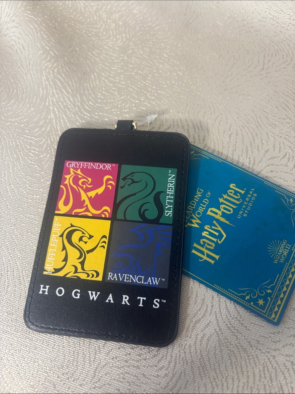 Harry Potter.Hogwarts House Crest Luggage Tag. Universal Studios. 0255